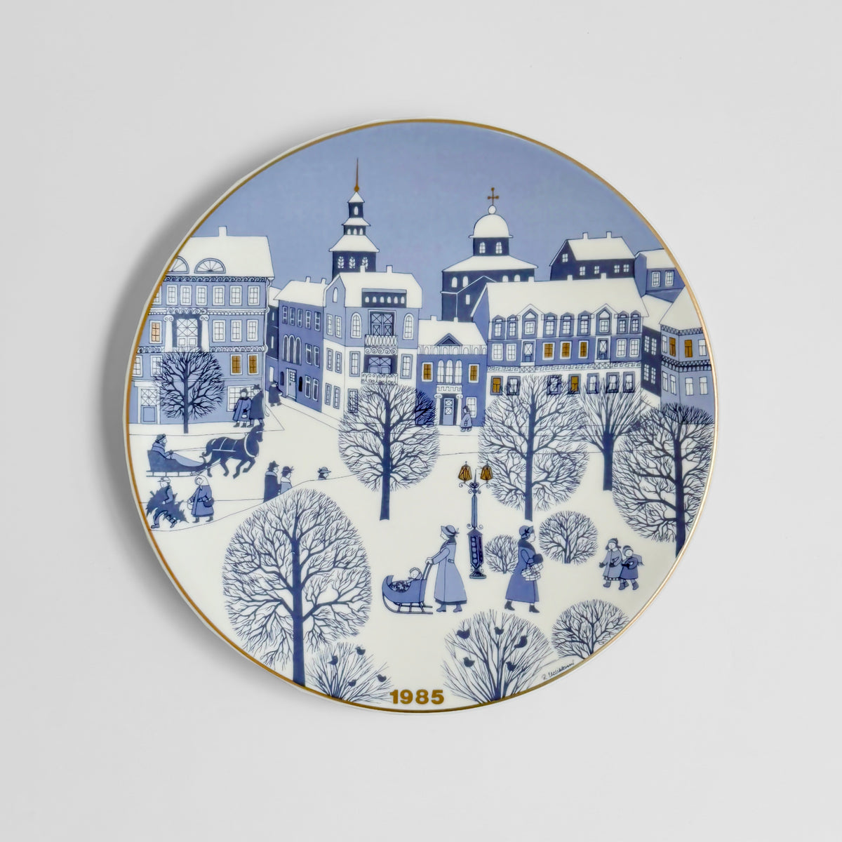 Arabia Finland Christmas Plates (1978-1989) vintage 1985 decorative ceramic plate with a snowy Nordic town scene blue buildings trees and figures