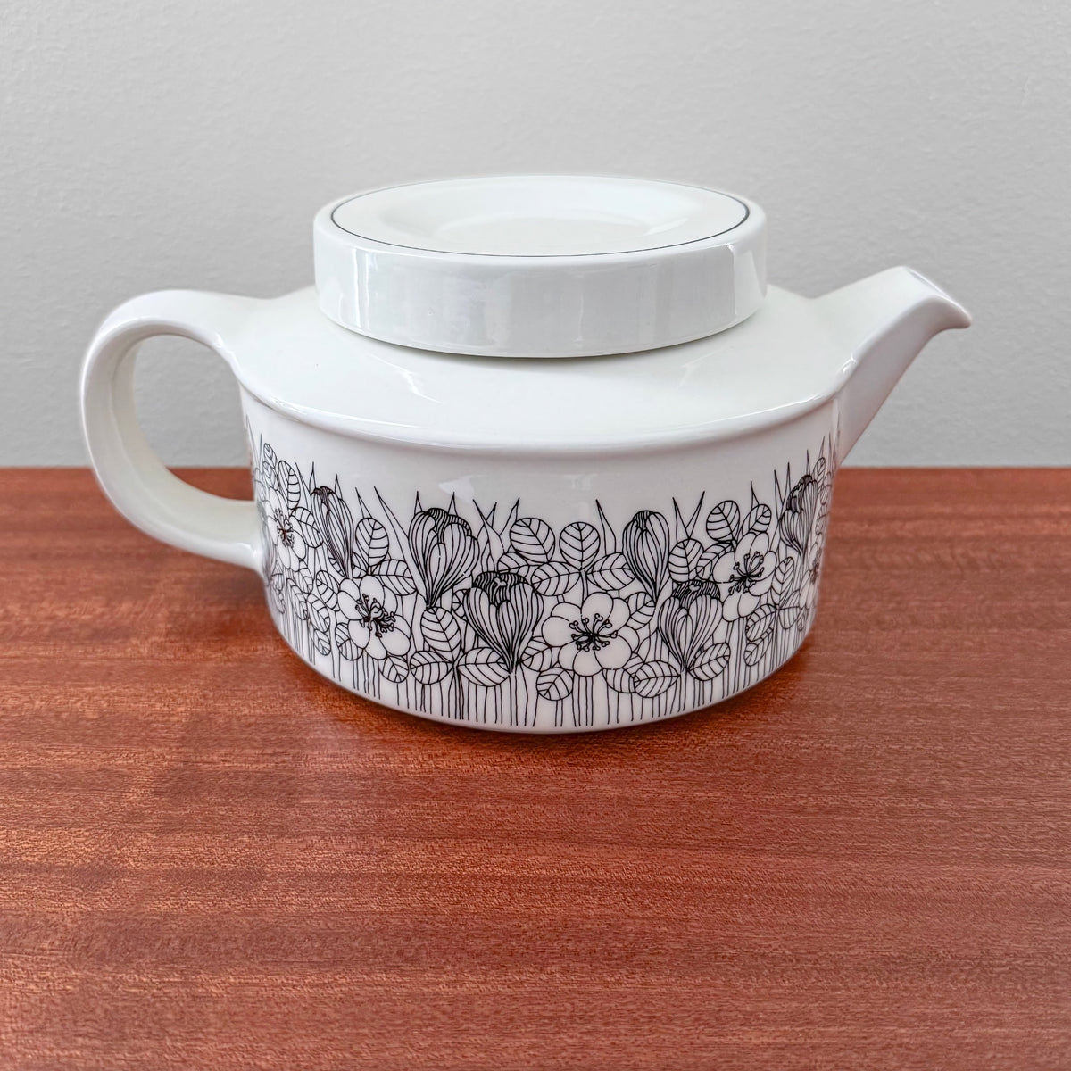 Arabia Finland Krokus Black and White Teapot featuring intricate black floral and leaf designs on white ceramic, showcasing vintage Nordic craftsmanship from the 1970s.