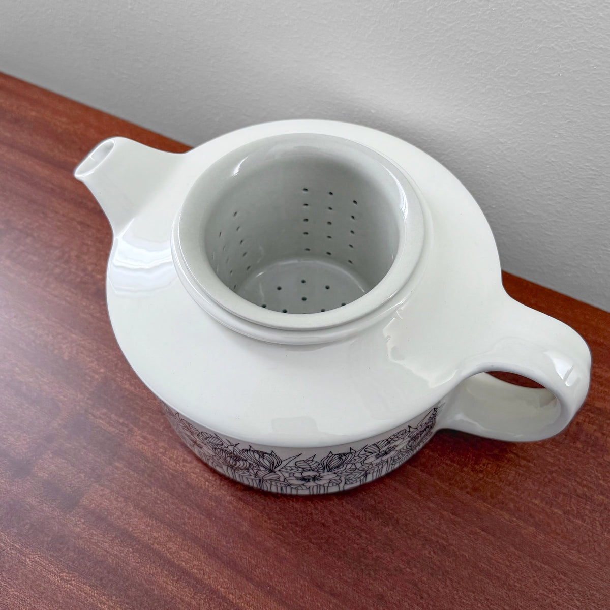 Arabia Finland Krokus Black and White Teapot with built-in infuser, featuring a vintage black floral design on white ceramic, showcasing Nordic craftsmanship.
