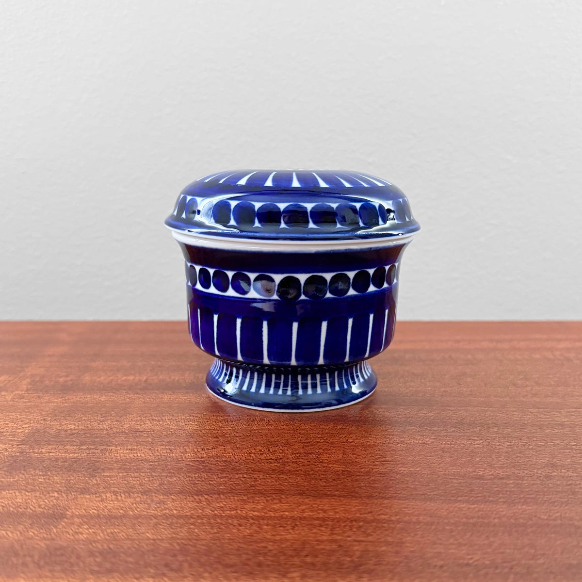 Arabia Finland Valencia Sugar Bowl in deep blue ceramic with white hand-painted vertical stripes and dots, vintage Nordic tableware from the 1960s.