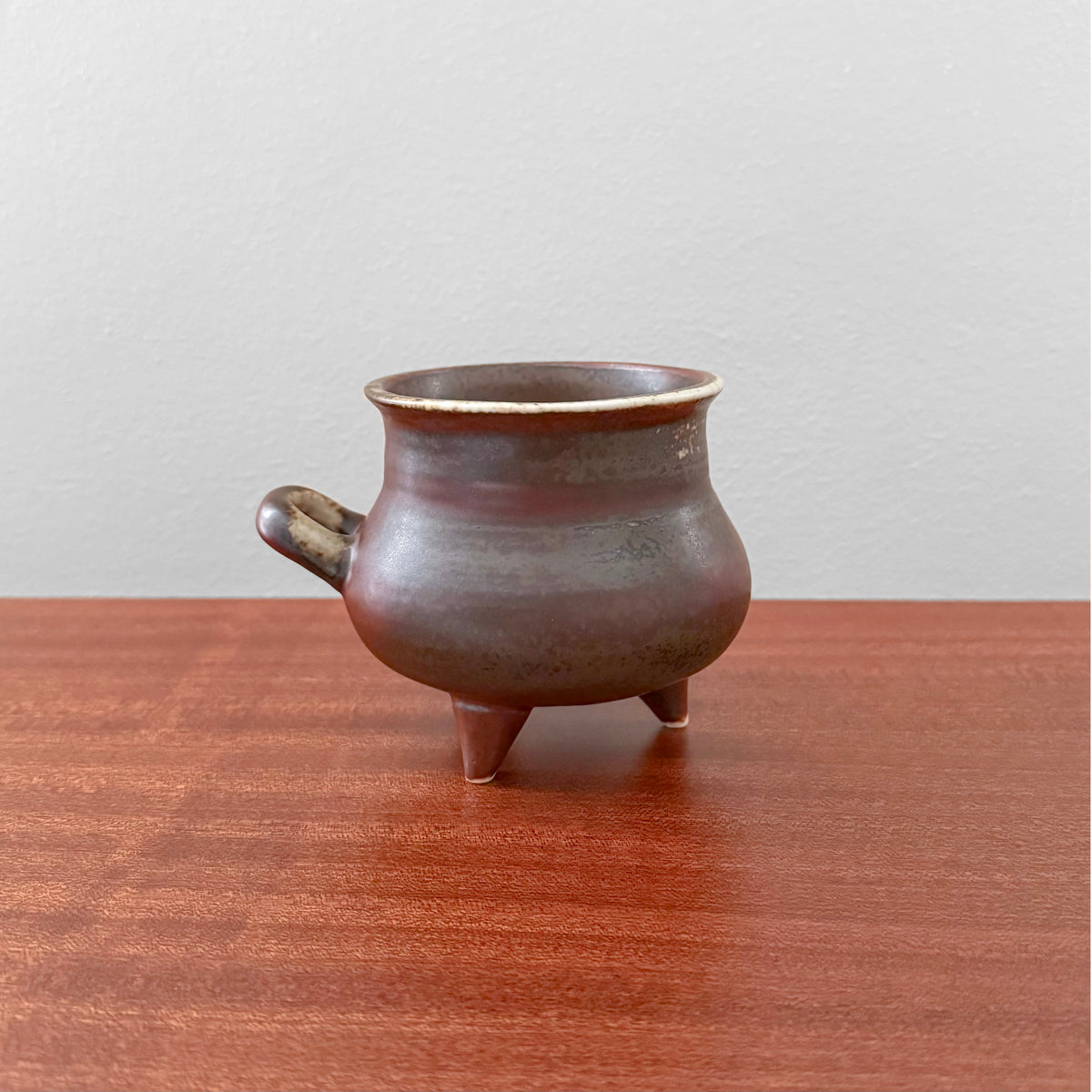 Brita Heilimo Arabia Finland Decorative Pot in brown ceramic with three legs and a small handle, showcasing vintage Nordic mid-century design craftsmanship.
