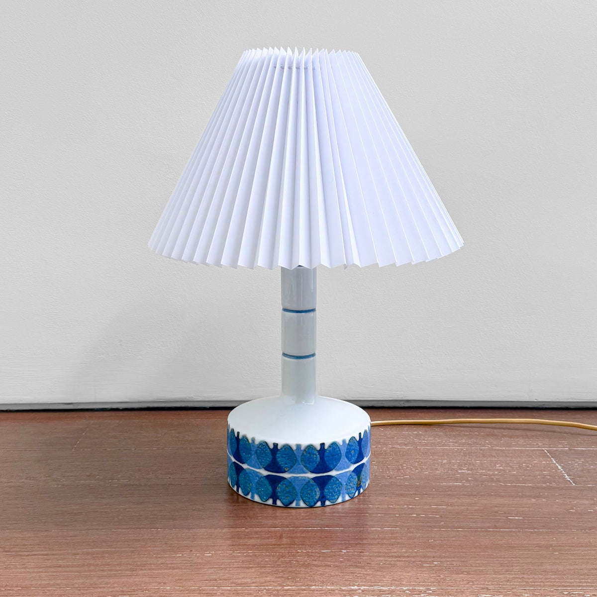 Ellen Malmer Royal Copenhagen Baca Table Lamp (636/3480), ceramic lamp with blue abstract motif and pleated white shade, vintage Nordic lighting