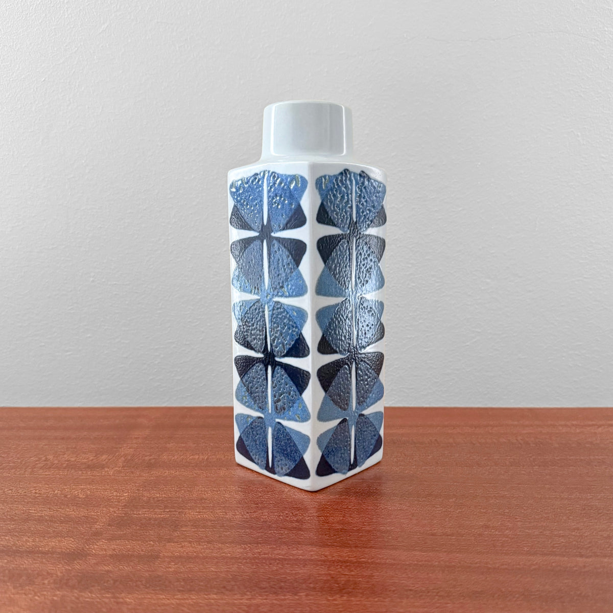 Ellen Malmer Royal Copenhagen Baca Vase (661/3455), ceramic vase with blue abstract pattern, Scandinavian decorative object from the 1960s