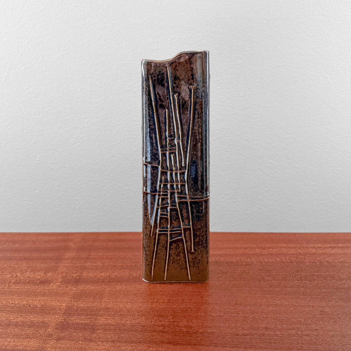 Karl Heinz Schultz-Köln Arabia Finland 385 Brown Vase, vintage ceramic Scandinavian decorative object with abstract linear design, standing on a wooden surface.