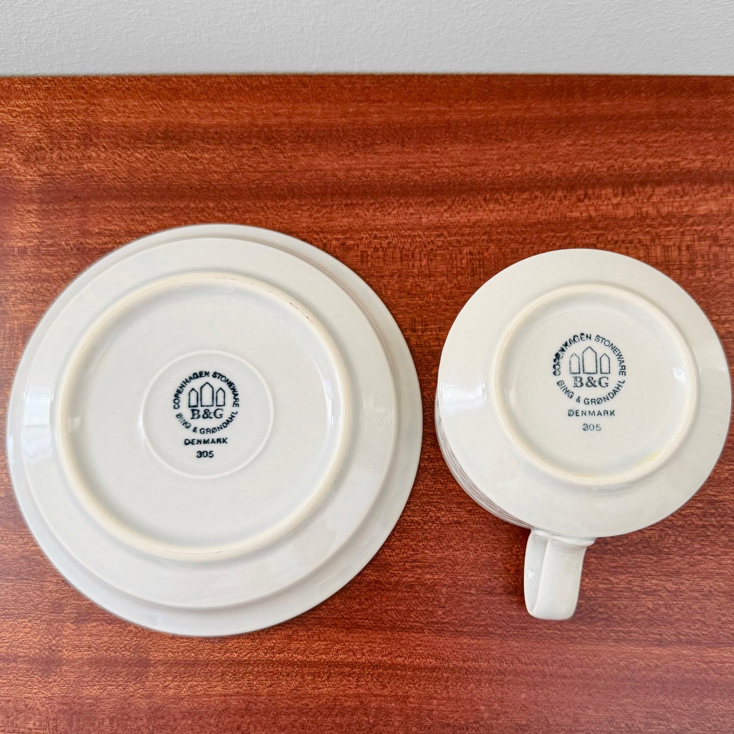 Quistgaard Cordial Palet Off-White Tea Cup with Saucer showing the vintage Bing & Grøndahl maker’s mark on off-white ceramic, highlighting Nordic craftsmanship and design.
