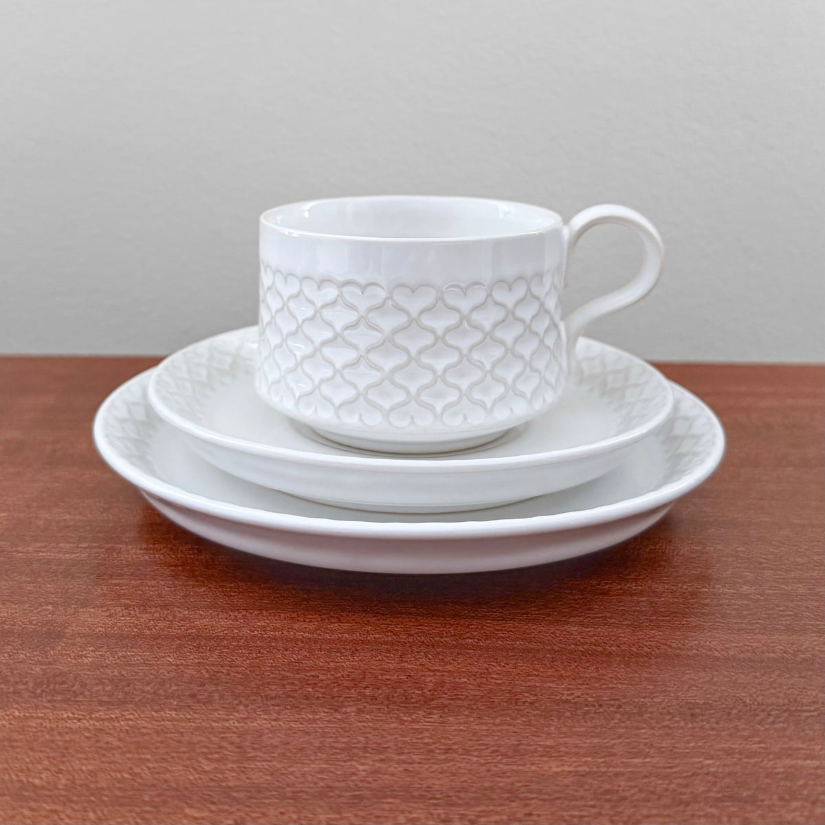 Quistgaard Cordial Palet White Tea Cup Trio Set featuring a textured white ceramic tea cup with a matching saucer and cake plate, showcasing Nordic vintage Scandinavian design.