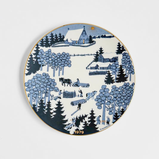 Arabia Finland Christmas Plates (1978-1989), vintage 1979 ceramic decorative dish with a blue and white Nordic winter village scene and gold rim