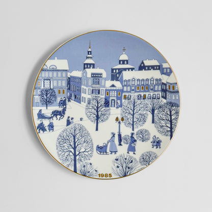 Arabia Finland Christmas Plates (1978-1989) vintage 1985 decorative ceramic plate with a snowy Nordic town scene blue buildings trees and figures