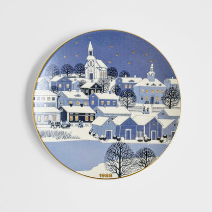 Arabia Finland Christmas Plates (1978-1989) decorative plate showing a snowy Scandinavian village beneath a starry blue sky with church and 1988 date