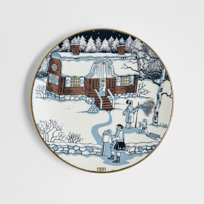 Arabia Finland Christmas Plates (1990-1997) decorative ceramic plate featuring a snowy Finnish cabin scene with figures and trees from 1991