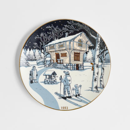 Arabia Finland Christmas Plates (1990-1997) vintage ceramic decorative plate showing a snowy Nordic cabin scene with skiers and trees by Tove Slotte