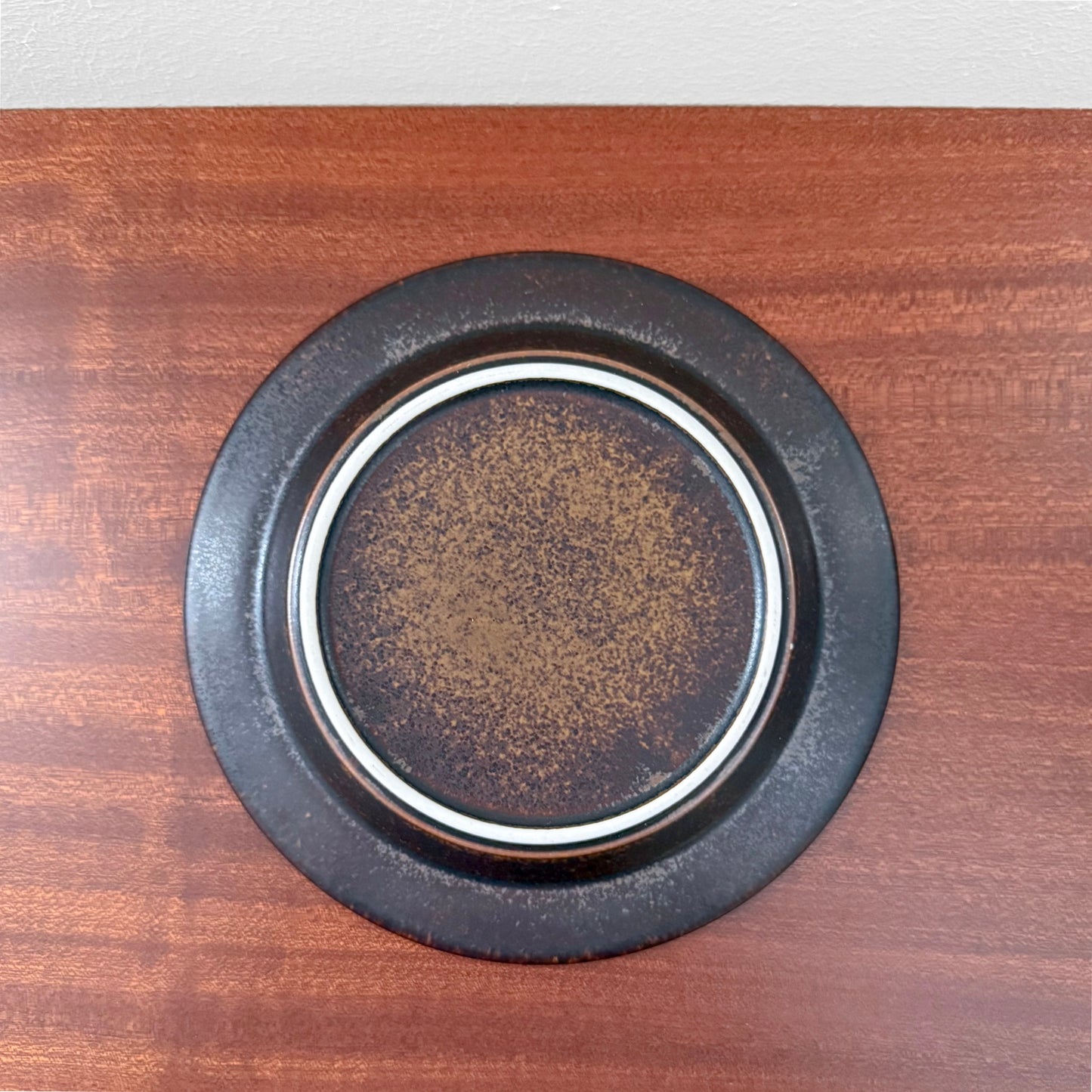 Pair of vintage Arabia Finland Ruska Cake Plates with earthy brown and black tones, featuring a speckled ceramic design by Ulla Procopé from the 1960s.
