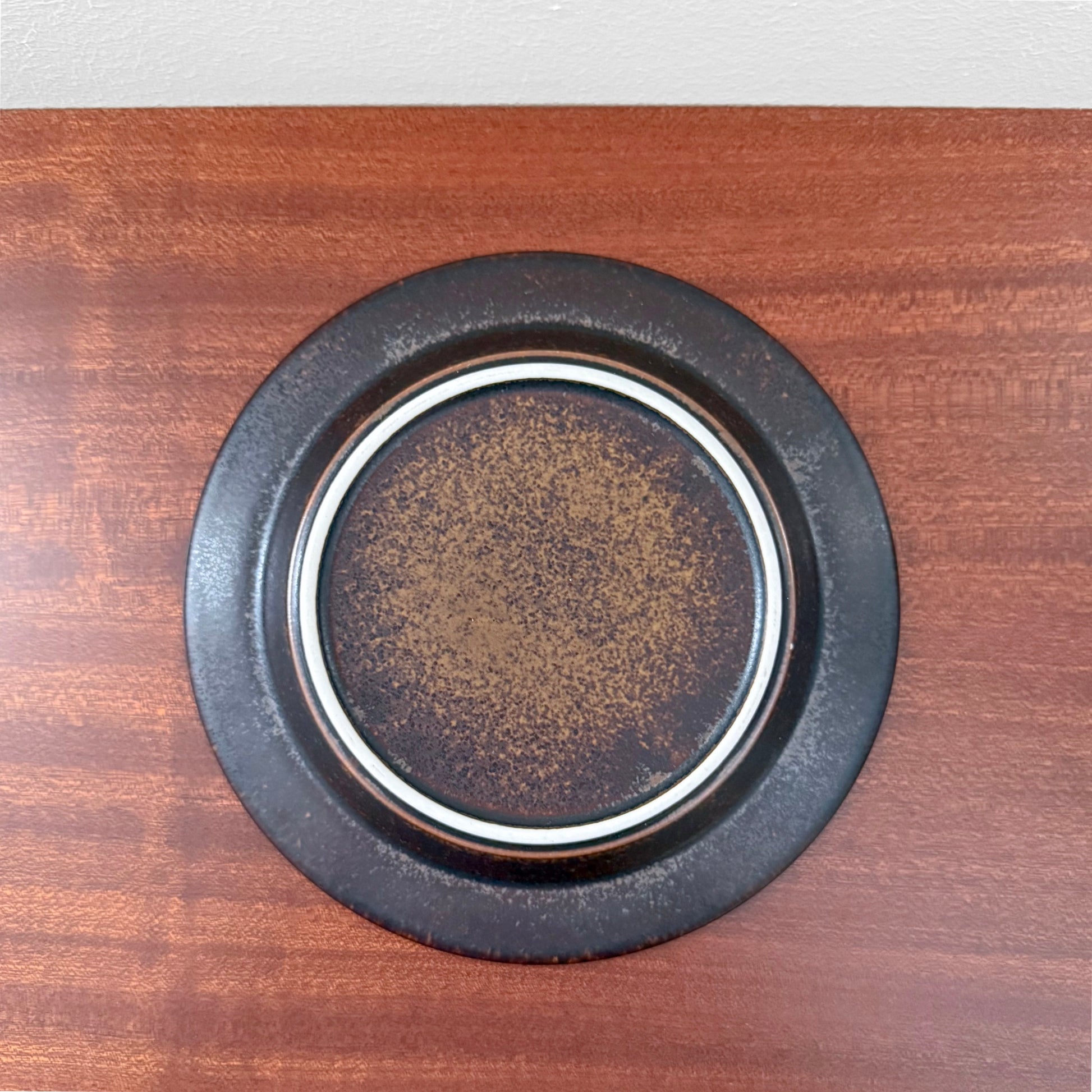 Pair of vintage Arabia Finland Ruska Cake Plates with earthy brown and black tones, featuring a speckled ceramic design by Ulla Procopé from the 1960s.