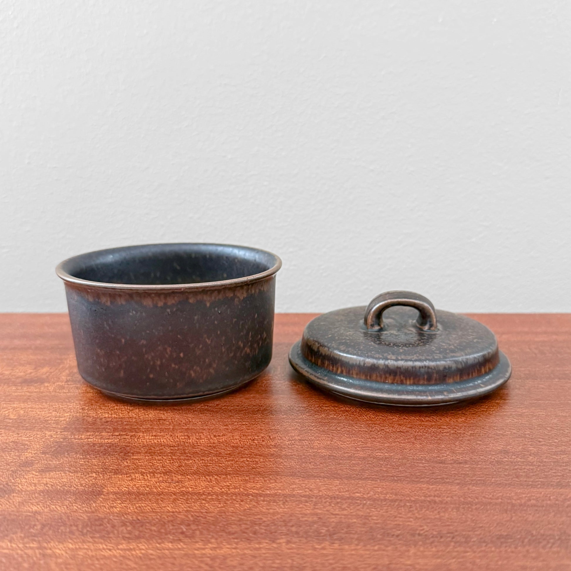 Arabia Finland Ruska Sugar Bowl in dark brown ceramic with a textured finish and matching lid, showcasing vintage Nordic tableware design.