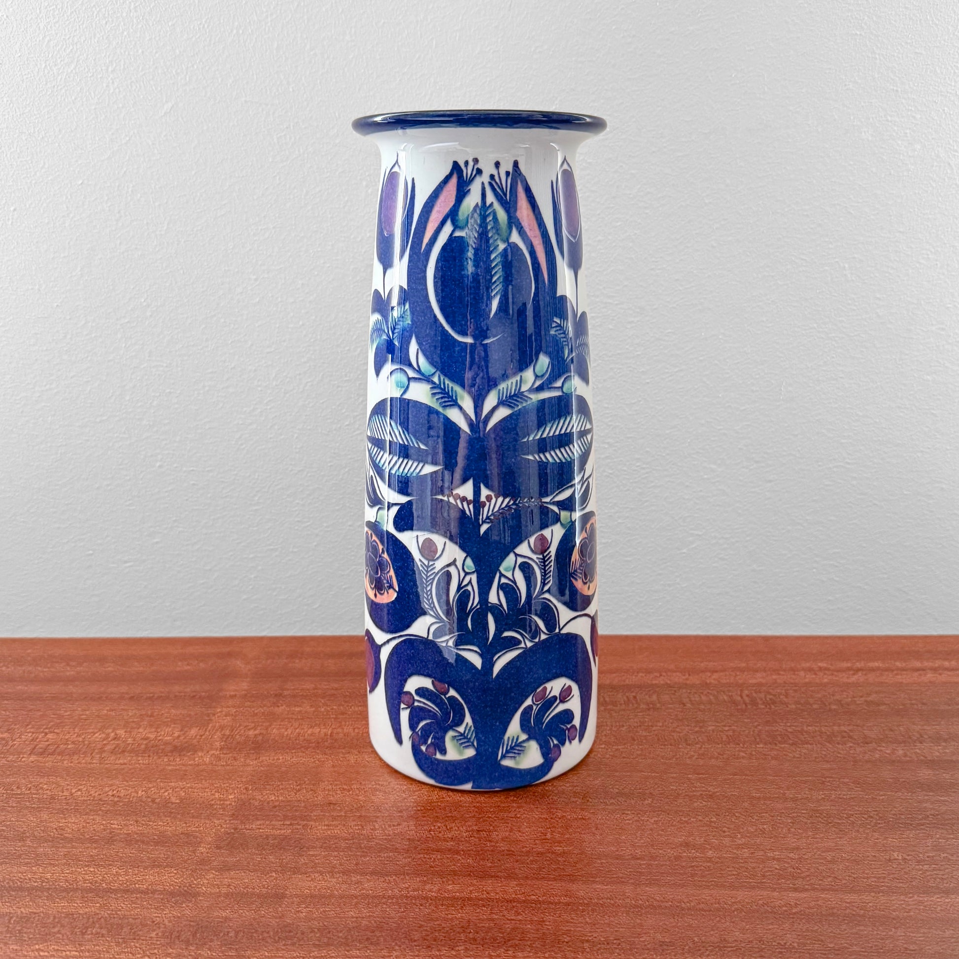 Berte Jessen Royal Copenhagen Tenera Vase (207/2967) in ceramic with stylised floral motif in blue and white Nordic vintage design