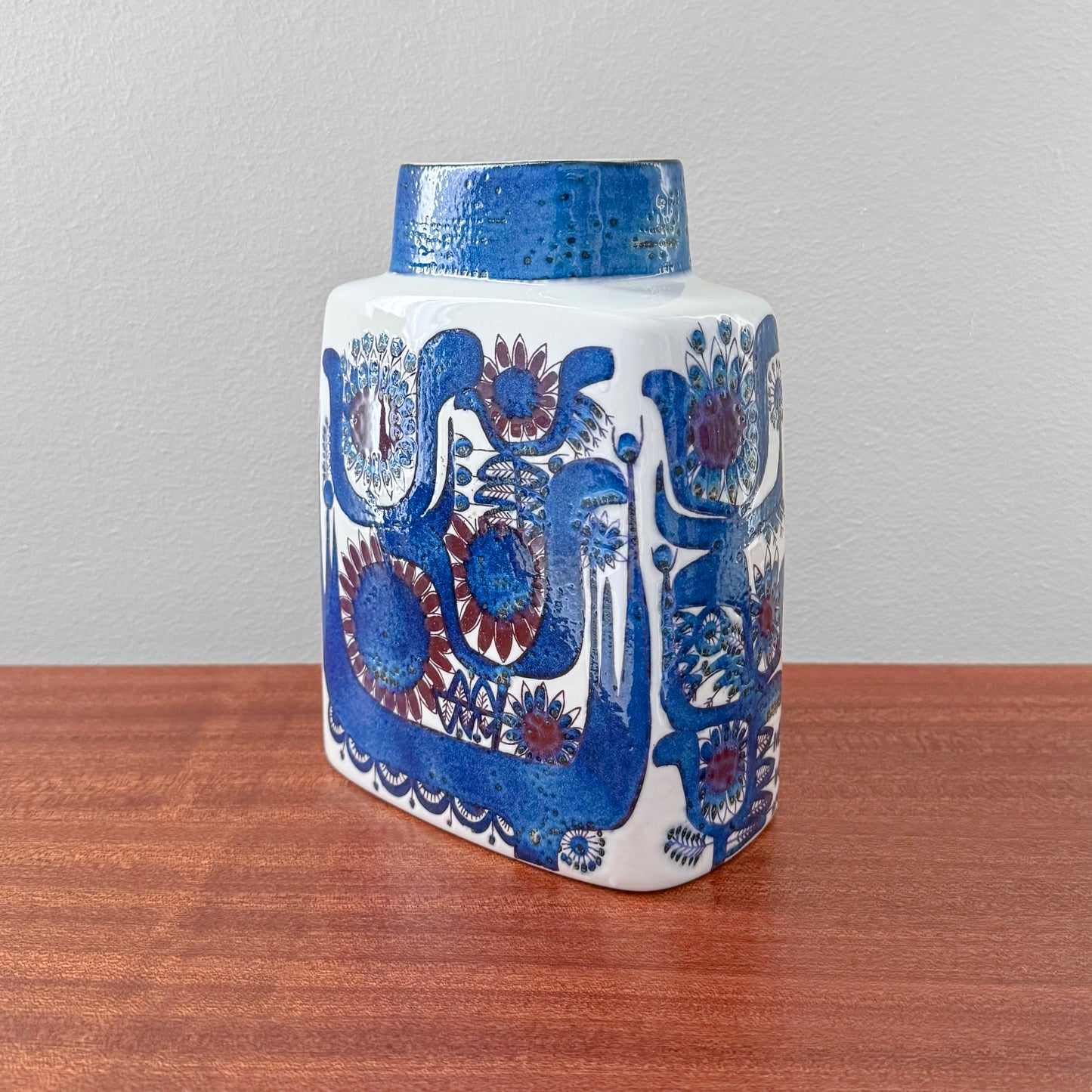 Berte Jessen Royal Copenhagen Tenera Vase (436/3121), vintage ceramic vase with stylised blue and red floral motif, Scandinavian home decor object