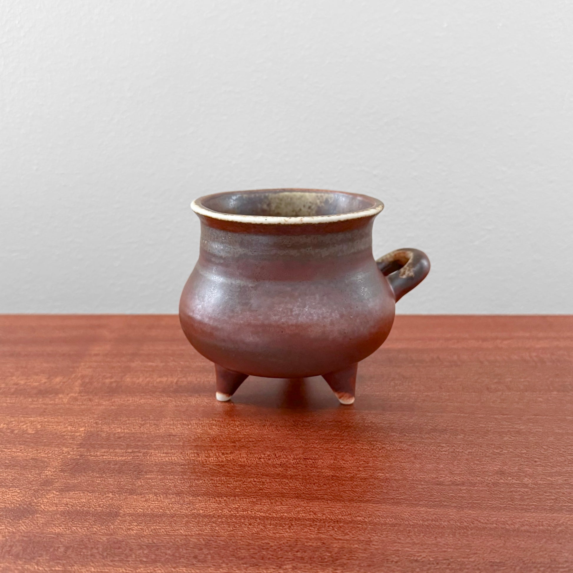 Brita Heilimo Arabia Finland Decorative Pot in brown ceramic with three legs and a small handle, showcasing vintage Nordic Scandinavian craftsmanship.