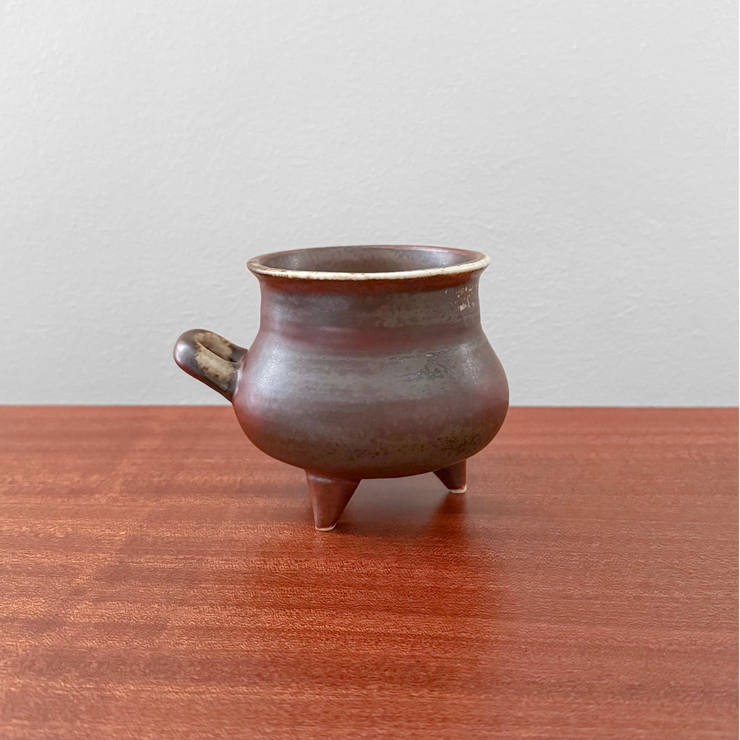 Brita Heilimo Arabia Finland Decorative Pot in brown ceramic with three legs and a small handle, showcasing vintage Nordic mid-century design craftsmanship.