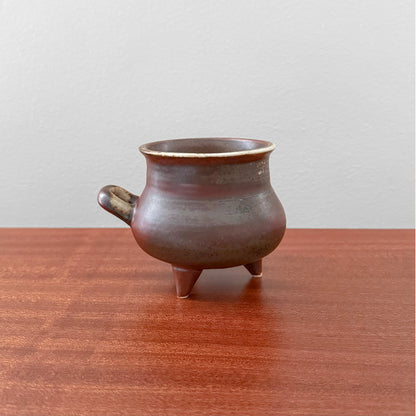 Brita Heilimo Arabia Finland Decorative Pot in brown ceramic with three legs and a small handle, showcasing vintage Nordic mid-century design craftsmanship.