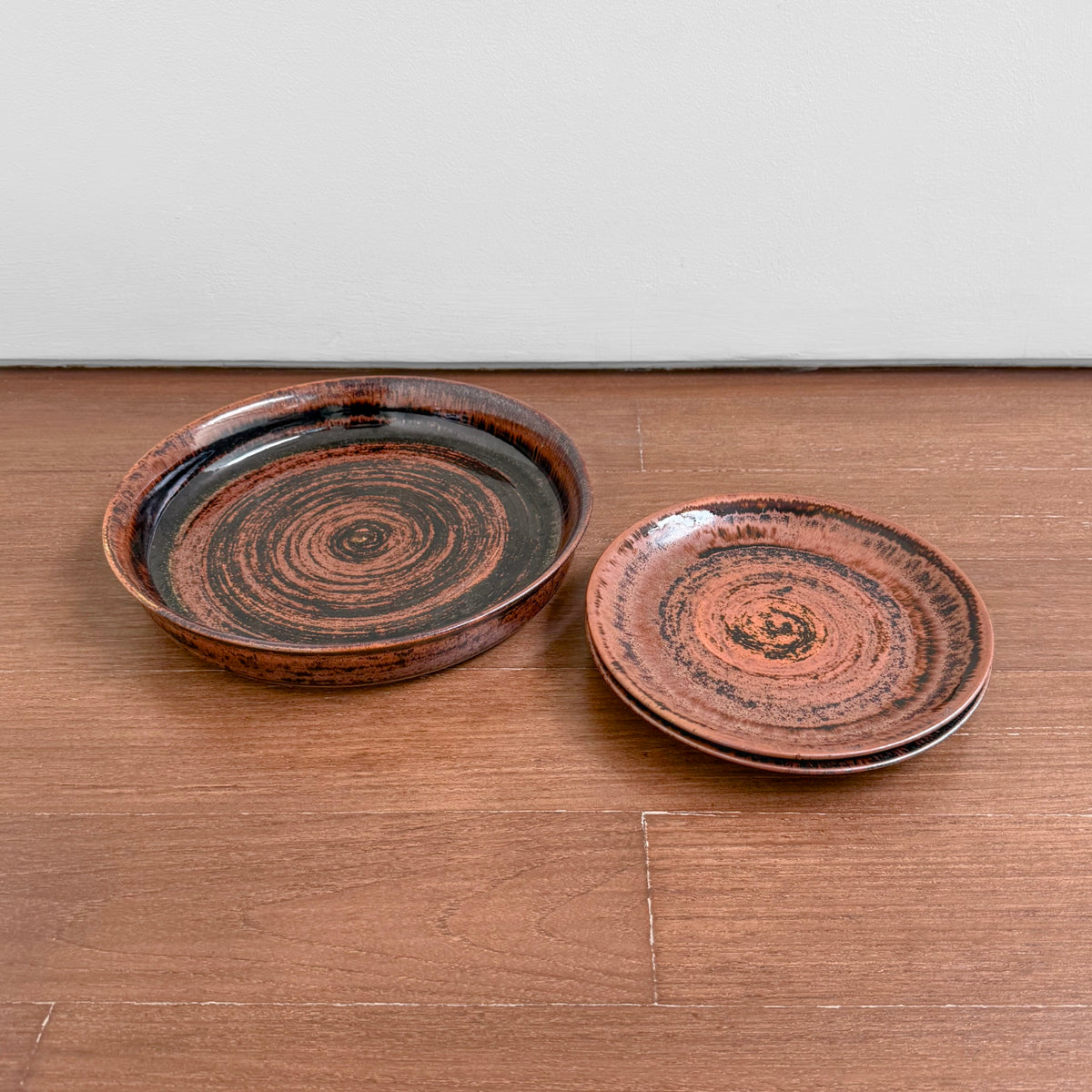 Carl-Harry Stålhane Designhuset Titan Tableware Set with vintage brown and black ceramic serving dish and cake plate in Nordic design