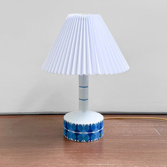 Ellen Malmer Royal Copenhagen Baca Table Lamp (636/3480), ceramic lamp with blue abstract motif and pleated white shade, vintage Nordic lighting