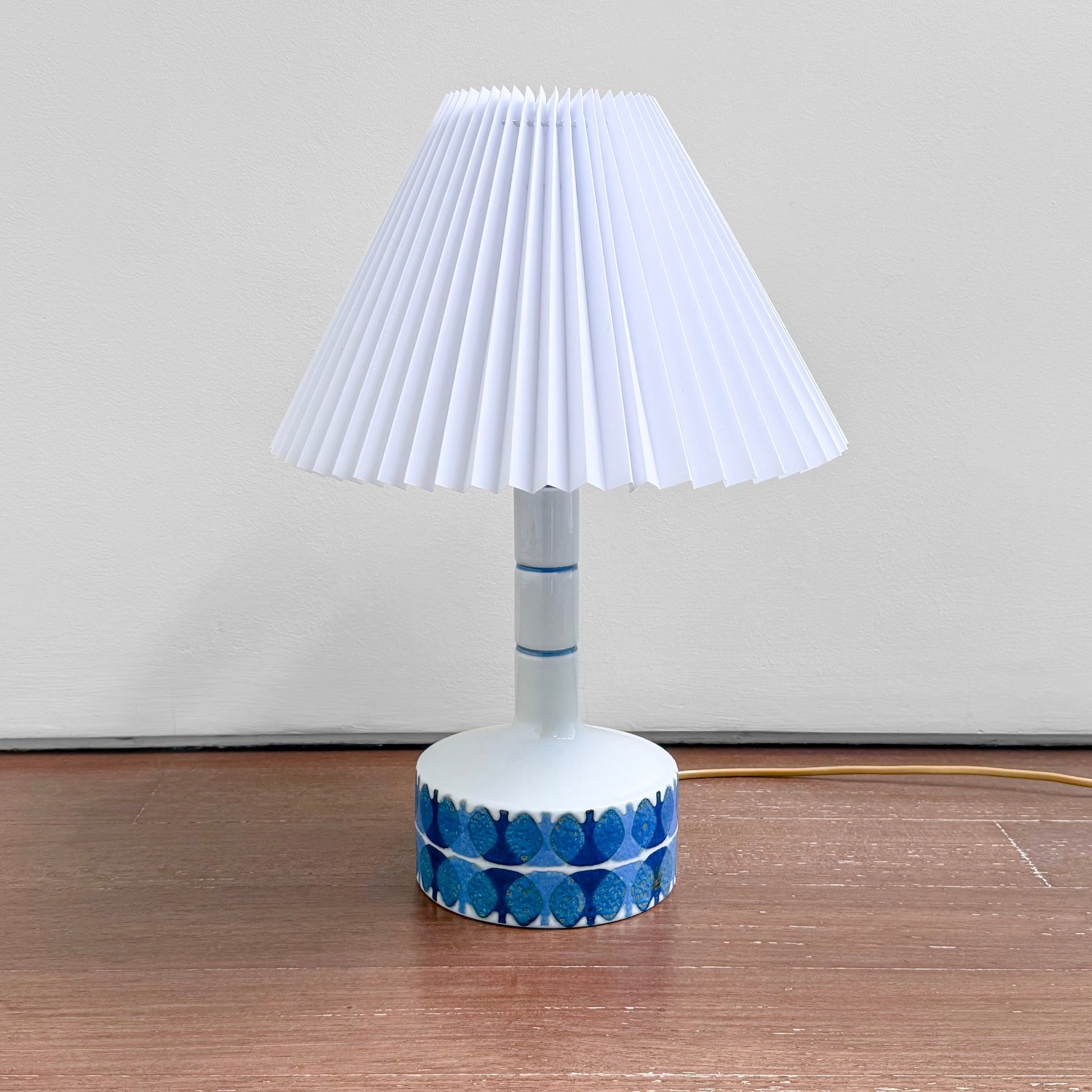 Ellen Malmer Royal Copenhagen Baca White Table Lamp (636/3480), ceramic lamp with blue abstract motif and pleated white shade, vintage Nordic lighting