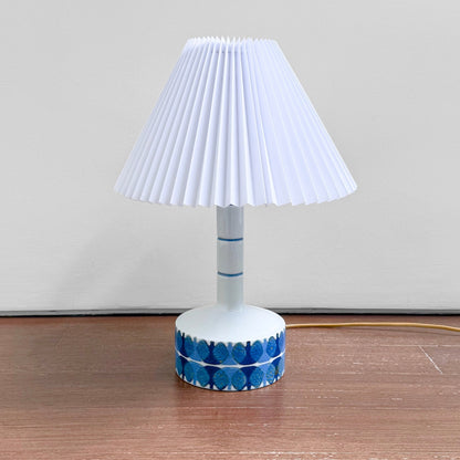 Ellen Malmer Royal Copenhagen Baca White Table Lamp (636/3480), ceramic lamp with blue abstract motif and pleated white shade, vintage Nordic lighting