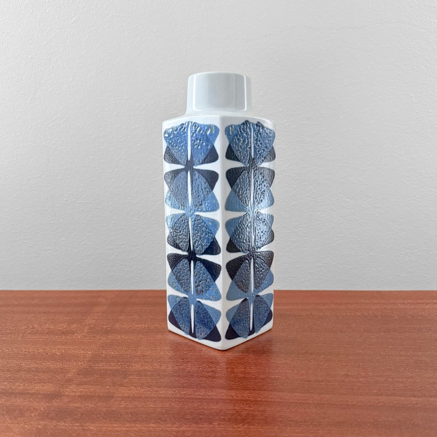 Ellen Malmer Royal Copenhagen Baca White Vase (661/3455), ceramic vase with blue abstract pattern, Scandinavian decorative object from the 1960s