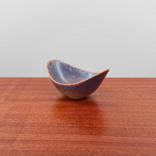 Gunnar Nylund Rörstrand ARO Small Stoneware Decorative Bowl in blue and brown glaze with an organic shape, vintage 1950s-60s Scandinavian ceramic design on wooden surface.