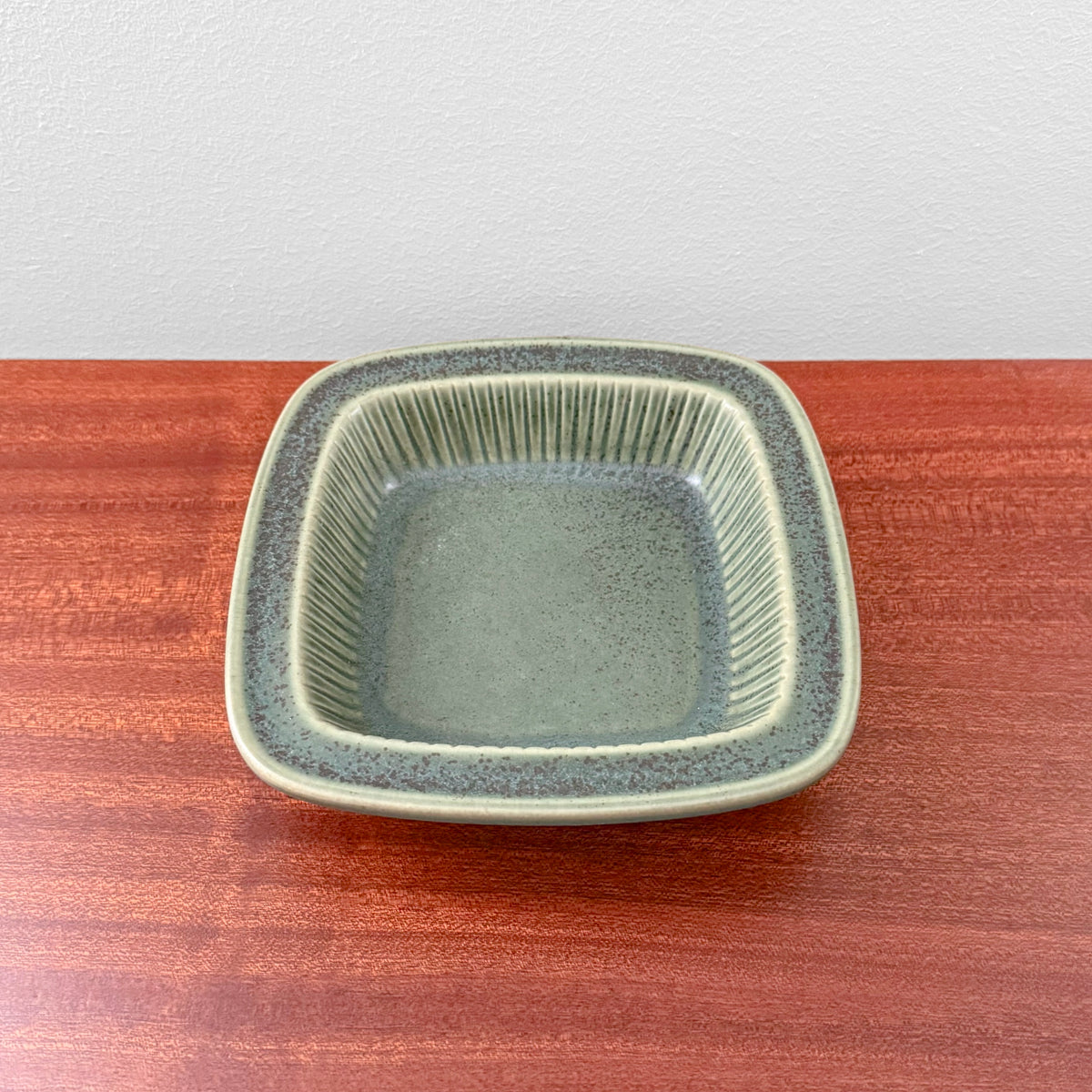 Gunnar Nylund Rörstrand Collier Green Decorative Dish in speckled green ceramic with a softly squared shape and ribbed inner rim