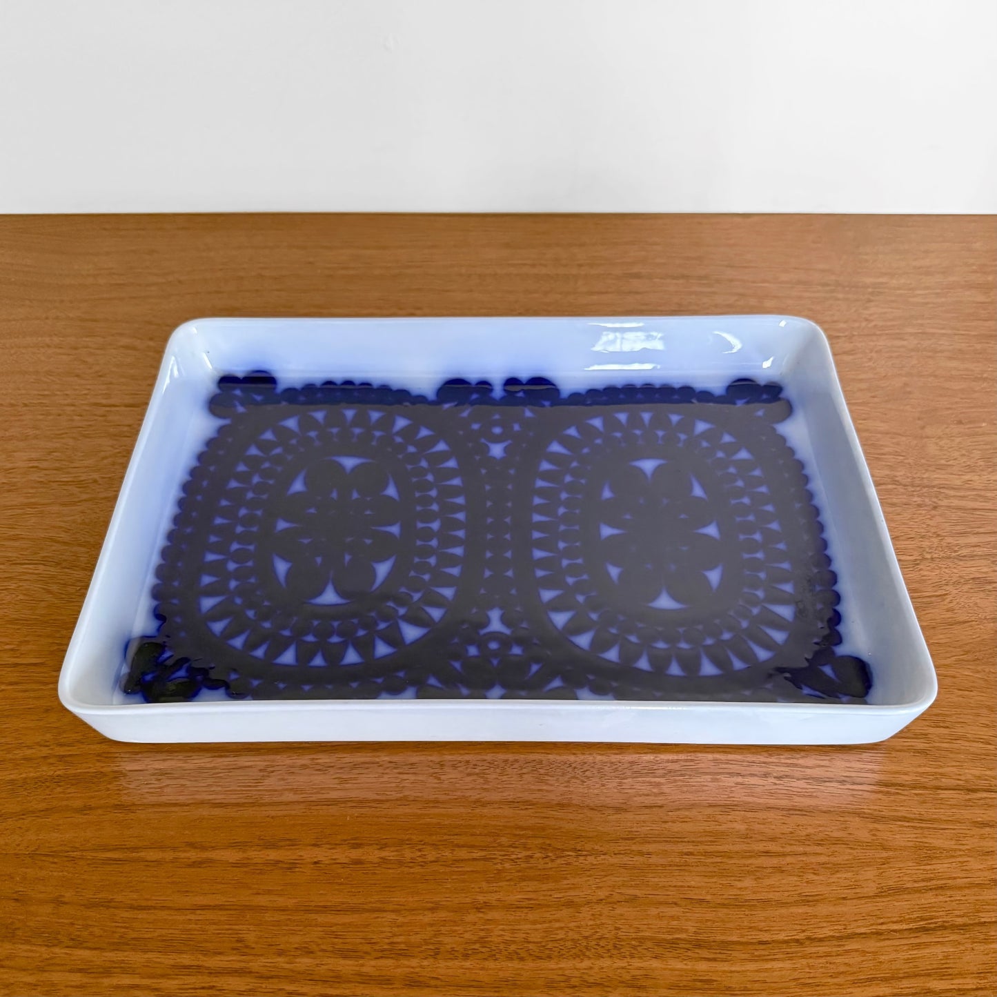 Gustavsberg Blå Husar Platter featuring a vintage Scandinavian ceramic design by Stig Lindberg with blue geometric patterns on a white rectangular base.