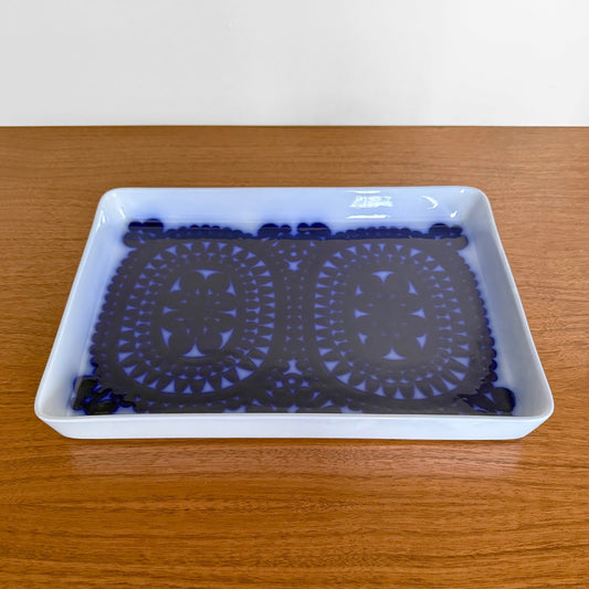 Gustavsberg Blå Husar Platter featuring a vintage Scandinavian ceramic design by Stig Lindberg with blue geometric patterns on a white rectangular base.