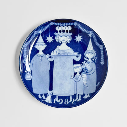Gustavsberg Christmas Plates (1981-1985) blue and white decorative dish by Stig Lindberg showing a festive Nordic Christmas scene with children and candles