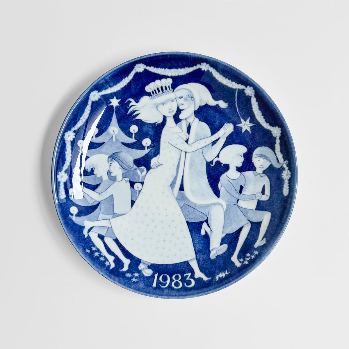 Gustavsberg Christmas Plates (1981-1985), blue and white 1983 decorative plate with a festive dancing family scene, designed by Stig Lindberg