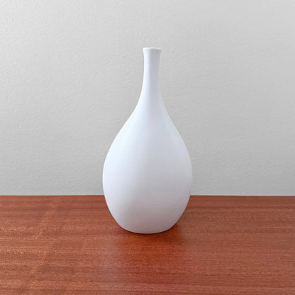 Gustavsberg Pungo White Vase (19 cm) made of ceramic with a smooth white Carrara glaze, showcasing elegant Scandinavian design by Stig Lindberg.