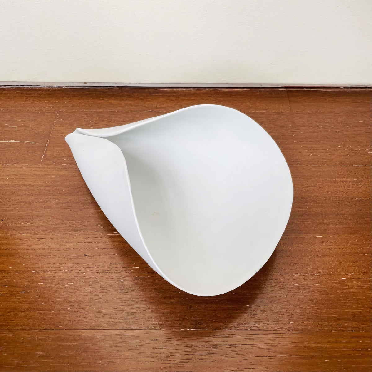 Gustavsberg Veckla Stoneware Decorative Bowl in white stoneware with smooth flowing curves, showcasing Scandinavian mid-century design by Stig Lindberg from the 1950s.