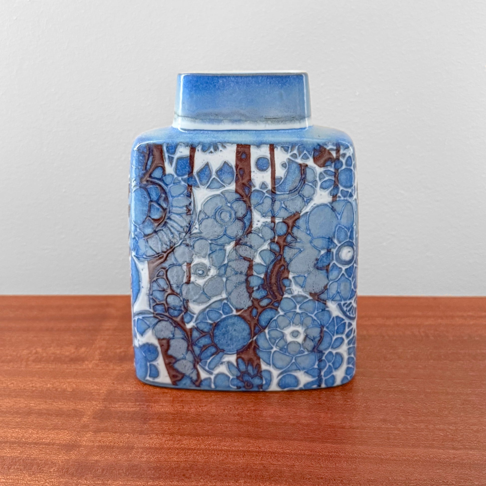 Johanne Gerber Royal Copenhagen Baca Blue Vase (780/3121), ceramic vase with stylised floral motif in blue and white, vintage Scandinavian home decor