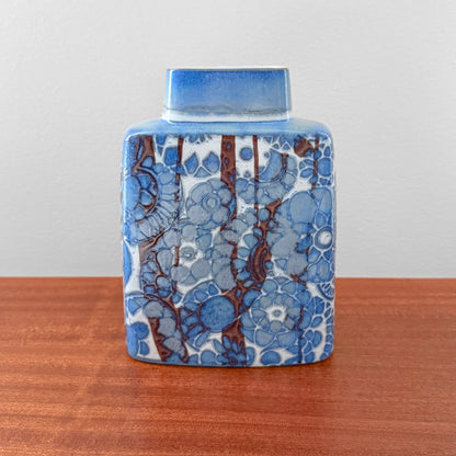 Johanne Gerber Royal Copenhagen Baca Blue Vase (780/3121), ceramic vase with stylised floral motif in blue and white, vintage Scandinavian home decor
