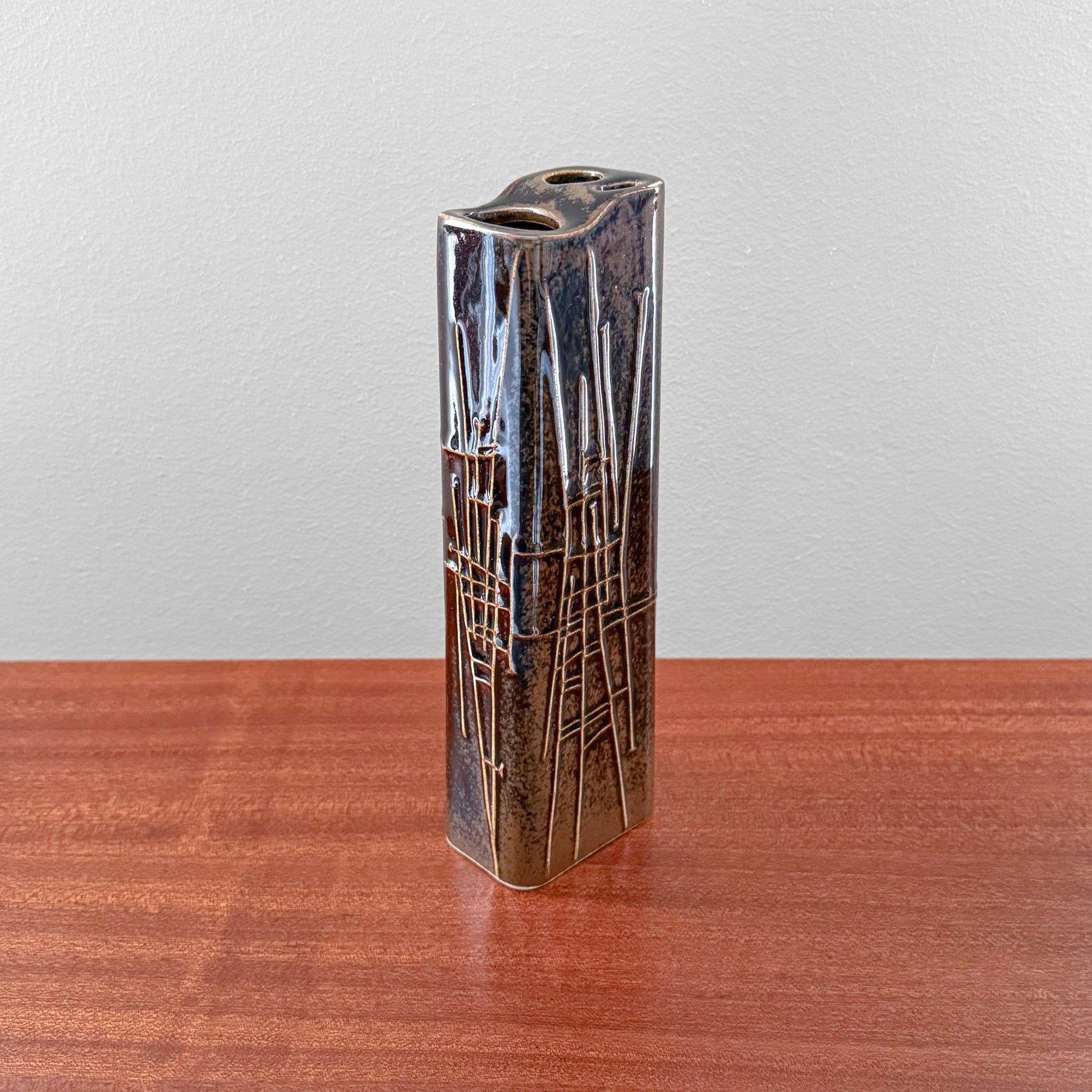 Karl Heinz Schultz-Köln Arabia Finland 385 Brown Vase, a vintage 1960s ceramic vase with a tall rectangular shape and abstract linear design in rich brown tones.