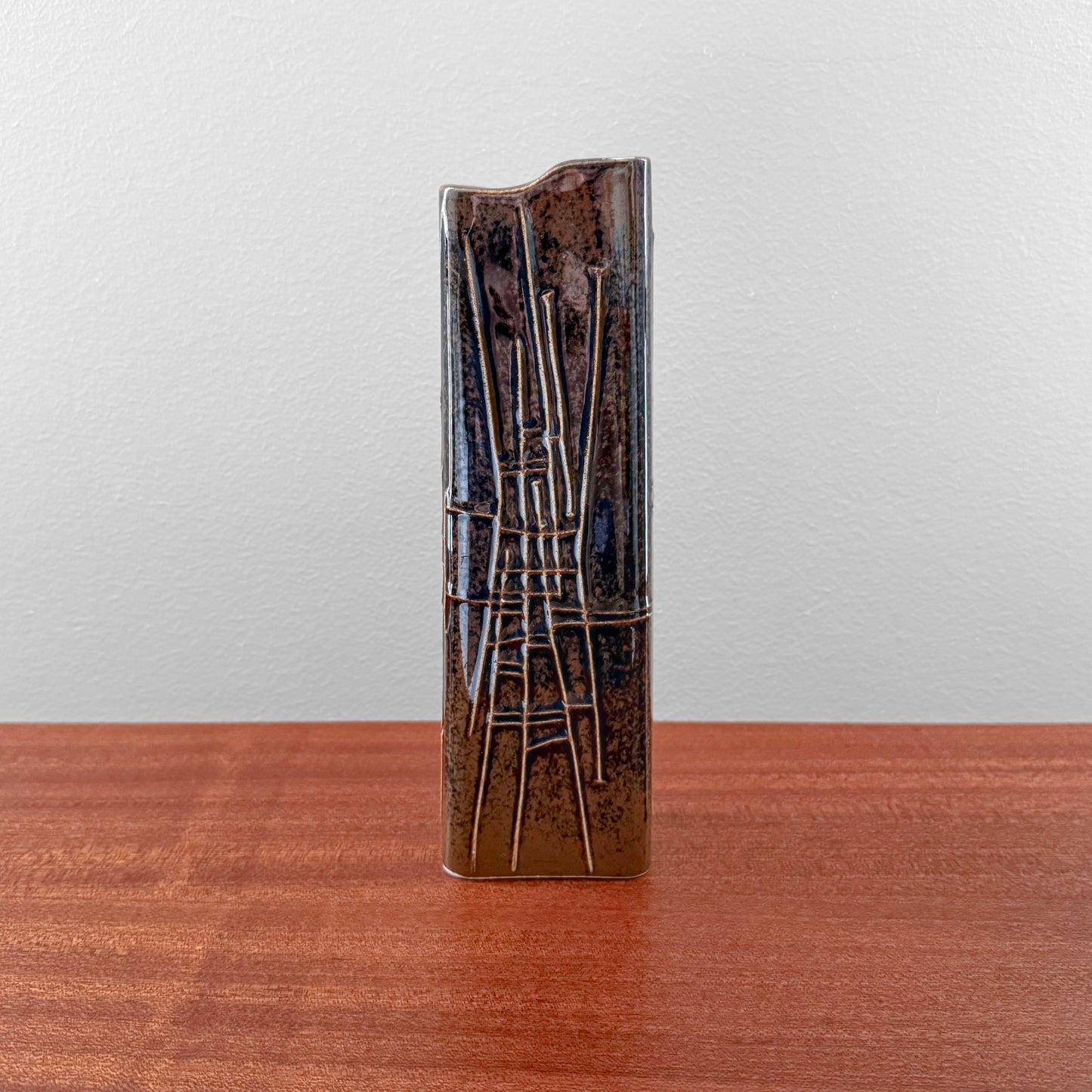 Karl Heinz Schultz-Köln Arabia Finland 385 Brown Vase, vintage ceramic Scandinavian decorative object with abstract linear design, standing on a wooden surface.