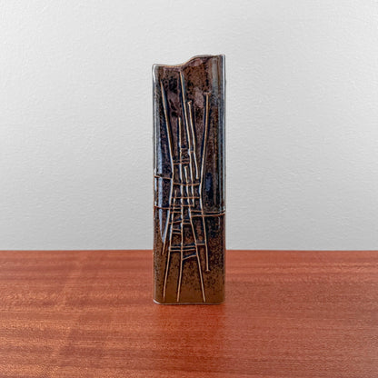 Karl Heinz Schultz-Köln Arabia Finland 385 Brown Vase, vintage ceramic Scandinavian decorative object with abstract linear design, standing on a wooden surface.