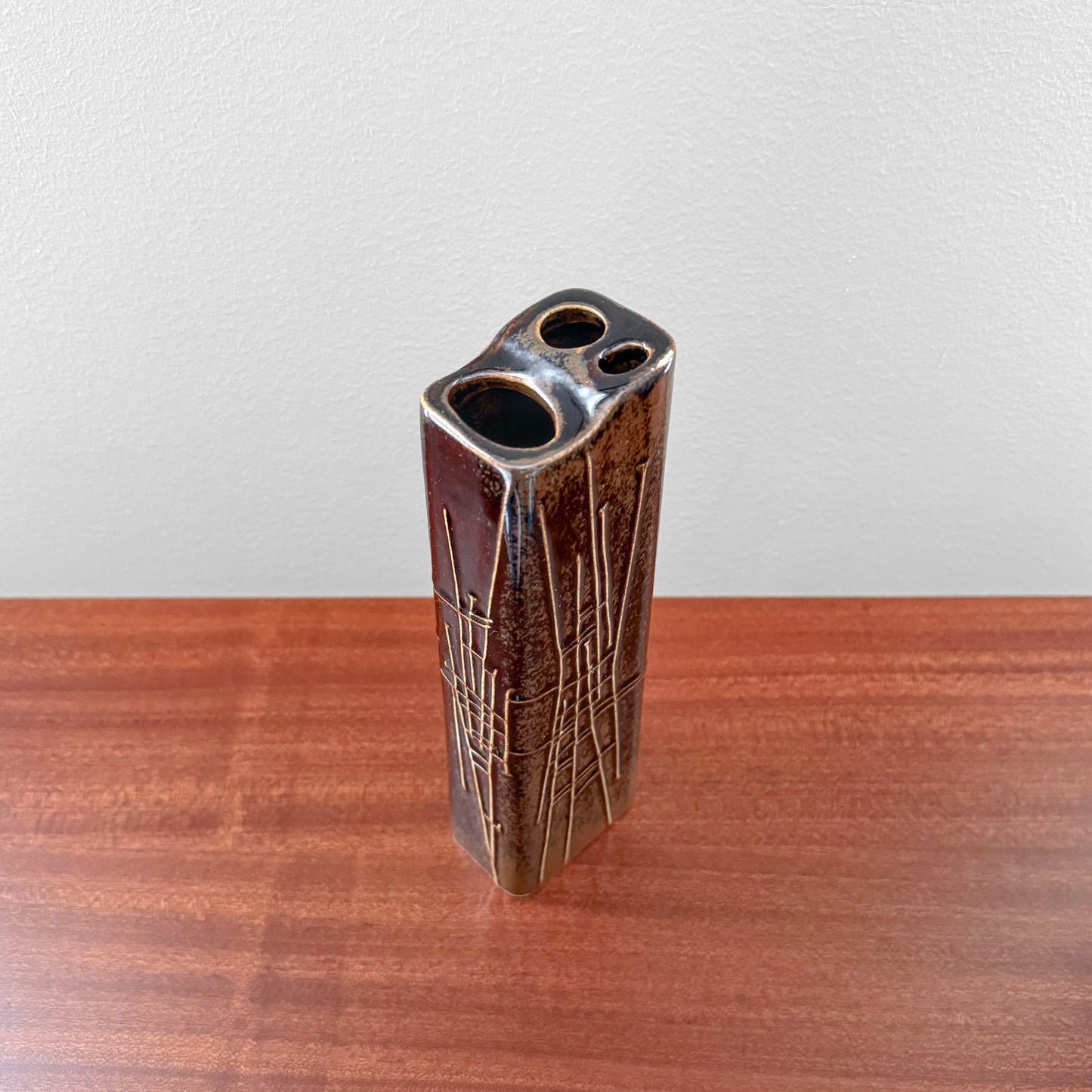 Karl Heinz Schultz-Köln Arabia Finland 385 Brown Vase, vintage ceramic vase with textured vertical lines and multiple openings, showcasing 1960s Nordic design.
