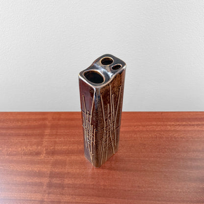 Karl Heinz Schultz-Köln Arabia Finland 385 Brown Vase, vintage ceramic vase with textured vertical lines and multiple openings, showcasing 1960s Nordic design.
