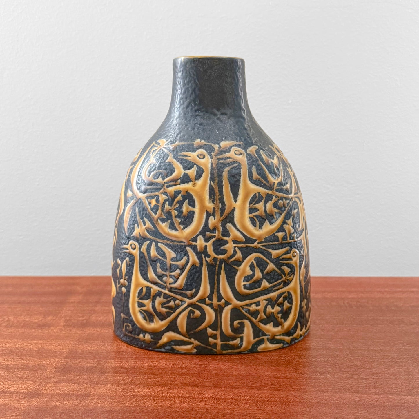 Nils Thorsson Royal Copenhagen Baca Black Vase (714/3223), vintage ceramic vase with stylised bird motif and Nordic decorative design.