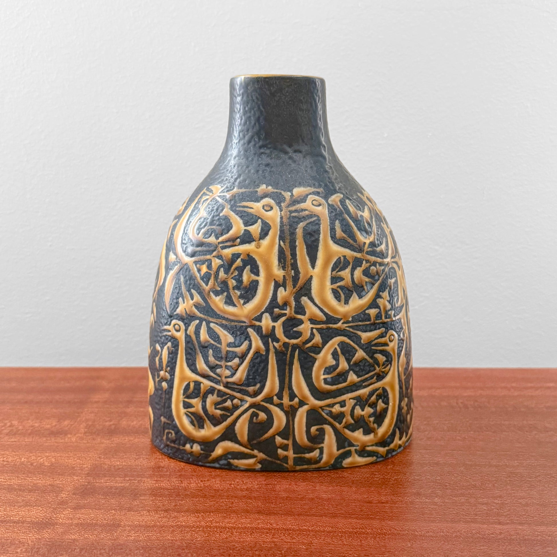 Nils Thorsson Royal Copenhagen Baca Black Vase (714/3223), vintage ceramic vase with stylised bird motif and Nordic decorative design.