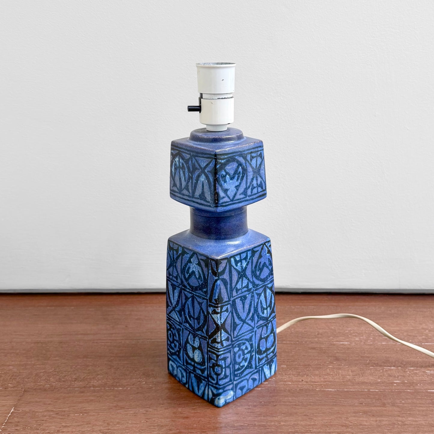Nils Thorsson Royal Copenhagen Baca Large Blue Table Lamp (92/7192), blue ceramic lamp with abstract geometric decoration and Nordic vintage design