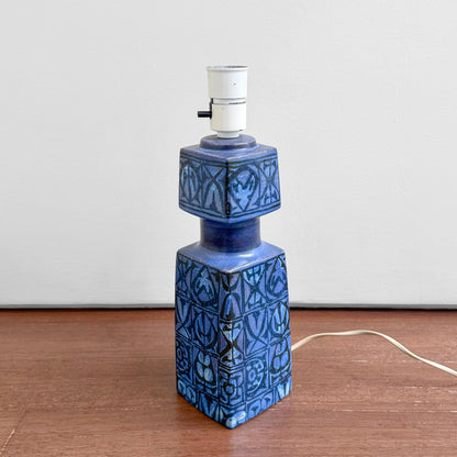 Nils Thorsson Royal Copenhagen Baca Large Blue Table Lamp (92/7192), blue ceramic lamp with abstract geometric decoration and Nordic vintage design