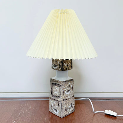 Nils Thorsson Royal Copenhagen Baca Large Brown Table Lamp (92/7194), ceramic lamp with stylised floral and bird motif and pleated shade