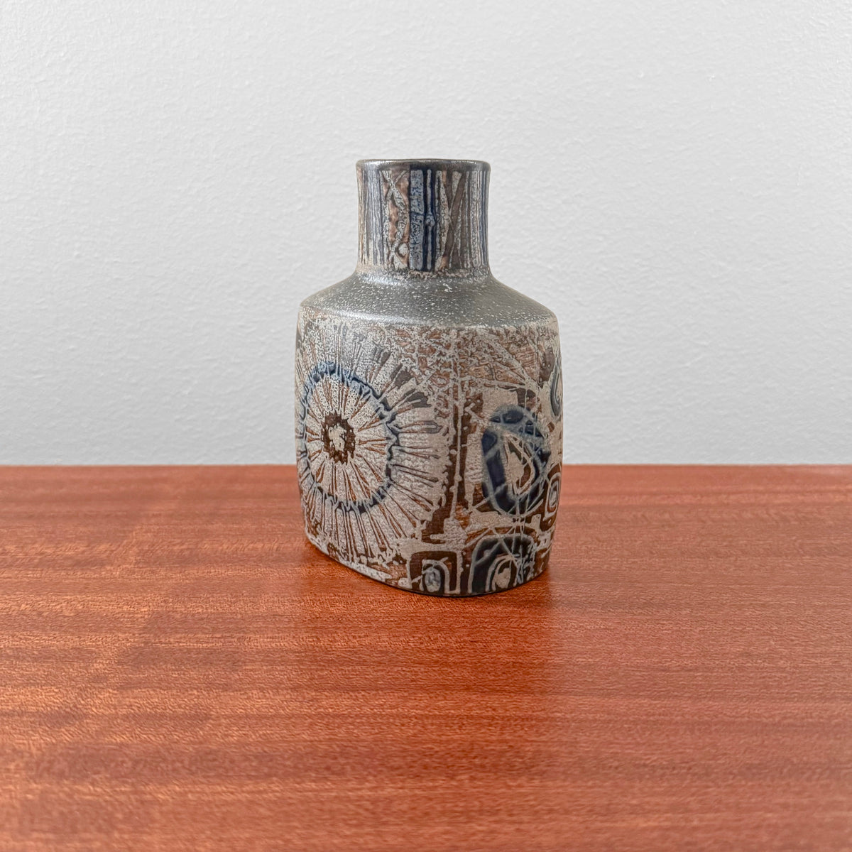 Nils Thorsson Royal Copenhagen Baca Small Vase (870/3207), ceramic vase with stylised floral motif, Danish 1960s vintage design
