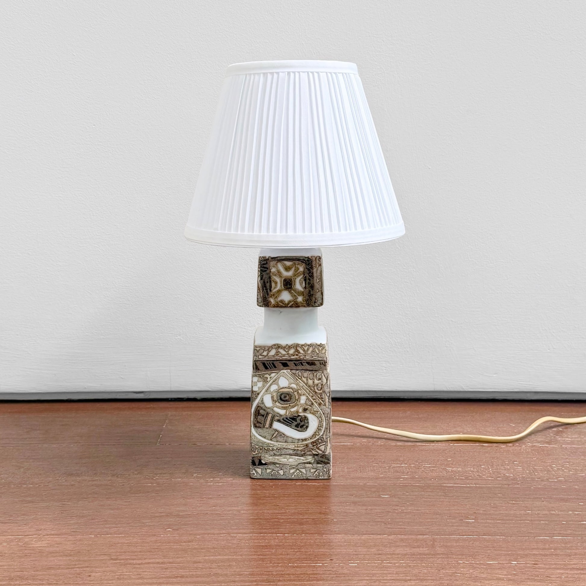 Nils Thorsson Royal Copenhagen Baca Small Brown Table Lamp (92/7193) in ceramic with stylised floral and bird motif and white pleated shade